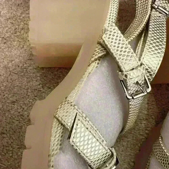 Dirty Laundry Sz 9.5 Gold and Cream Strappy Sandals - Picture 2 of 3